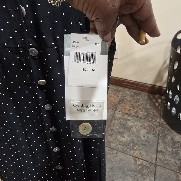 This Vintage is a Cynthia Howie navy blue polka dot midi dres - Picture 6 of 7